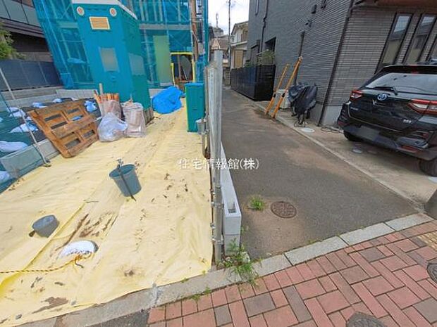 前面道路を含めた現地写真です。