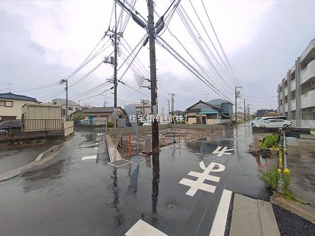 前面道路を含めた現地写真です。