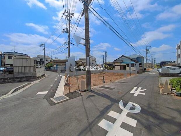 前面道路を含めた現地写真です。