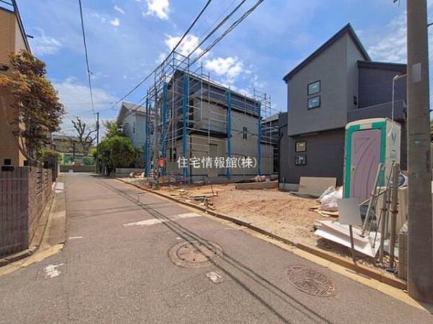 前面道路を含めた現地写真です。