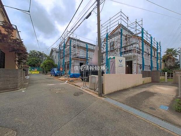 前面道路を含めた現地写真です。