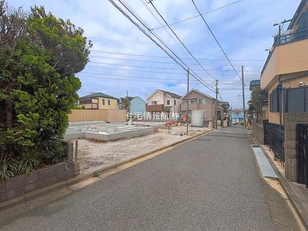 前面道路を含めた現地写真です。