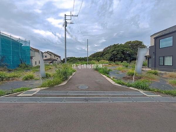 前面道路を含めた現地写真です。