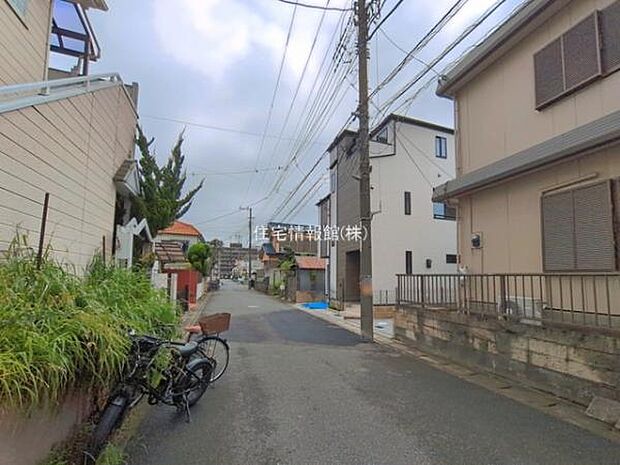前面道路を含めた現地写真です。