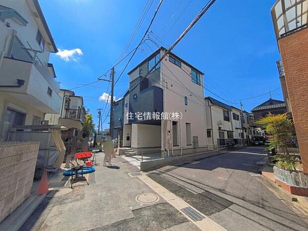 前面道路を含めた現地写真です。