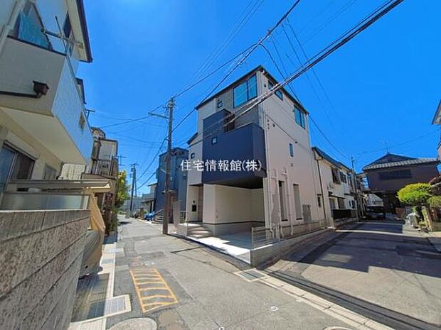 前面道路を含めた現地写真です。