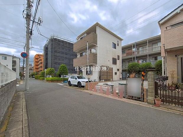 前面道路を含めた現地写真です。