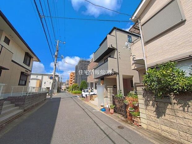 前面道路を含めた現地写真です。
