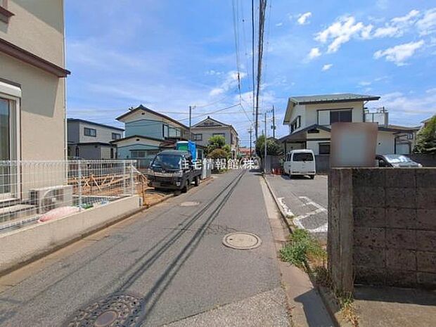 前面道路を含めた現地写真です。