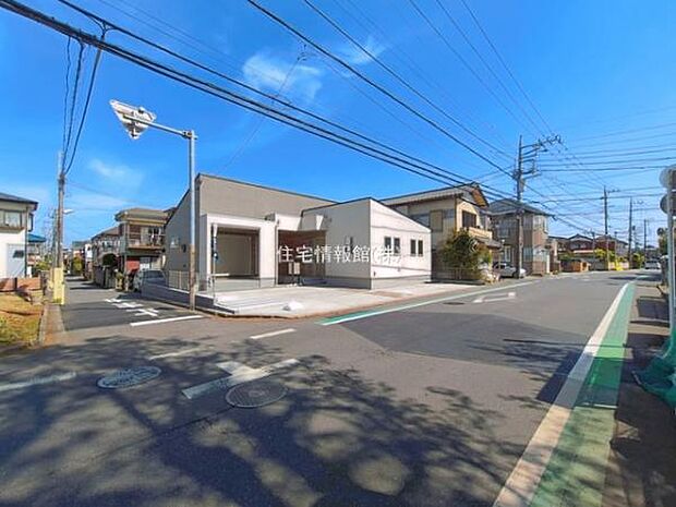 前面道路を含めた現地写真です。