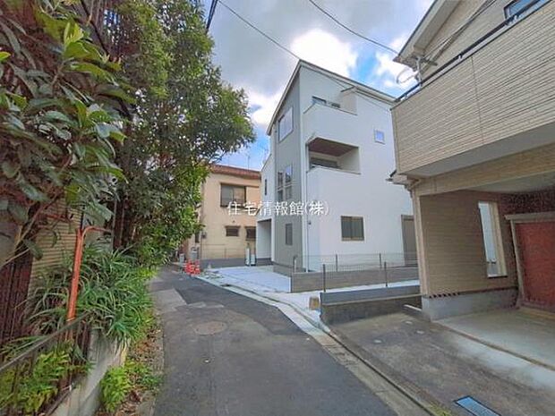 前面道路を含めた現地写真です。