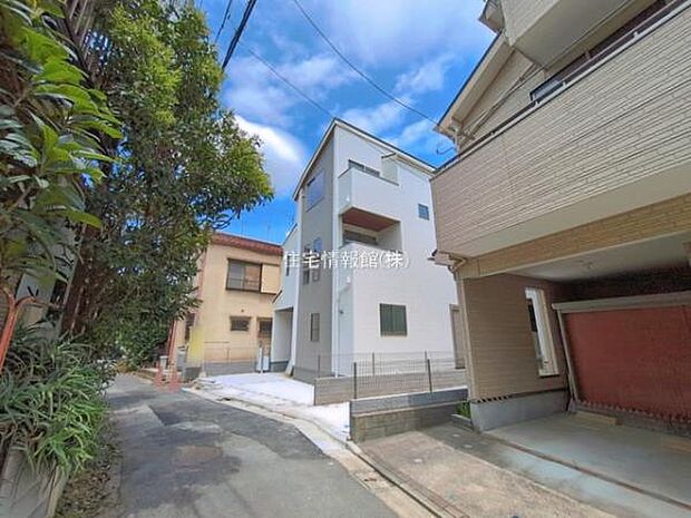 前面道路を含めた現地写真です。