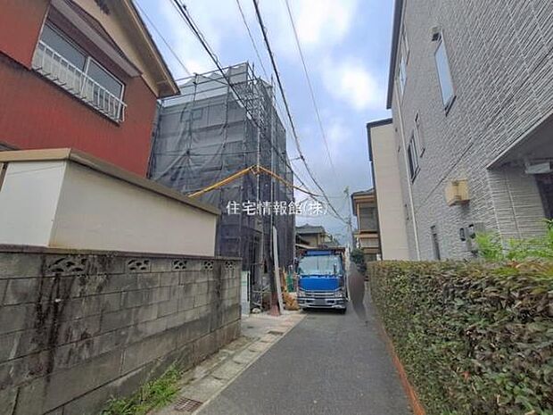 前面道路を含めた現地写真です。