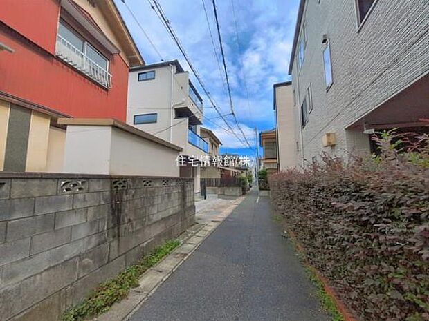 前面道路を含めた現地写真です。