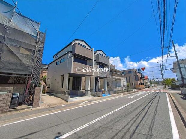 前面道路を含めた現地写真です。