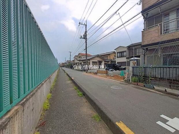 前面道路を含めた現地写真です。