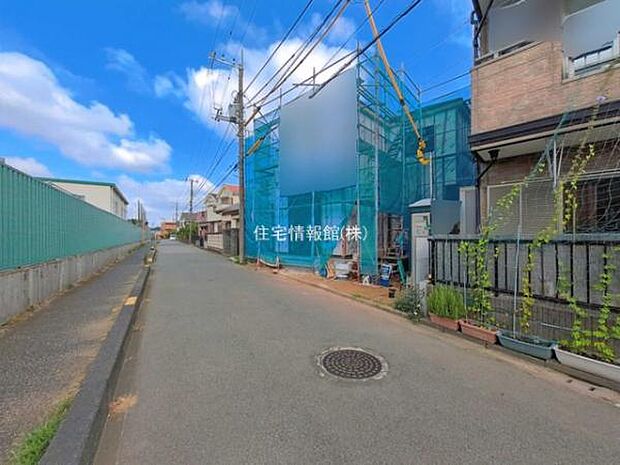 前面道路を含めた現地写真です。