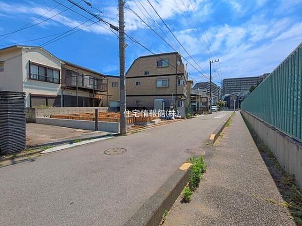 前面道路を含めた現地写真です。