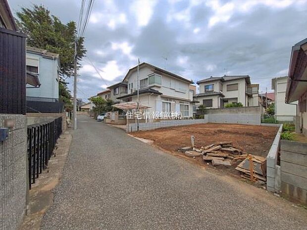 前面道路を含めた現地写真です。