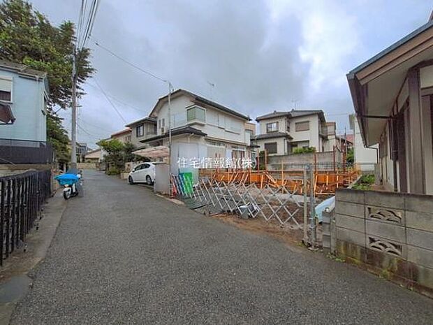 前面道路を含めた現地写真です。