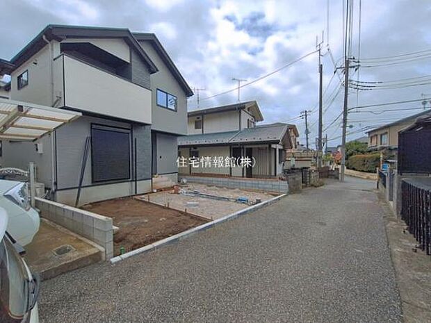 前面道路を含めた現地写真です。