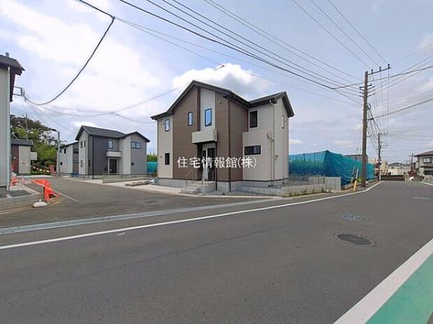 前面道路を含めた現地写真です。