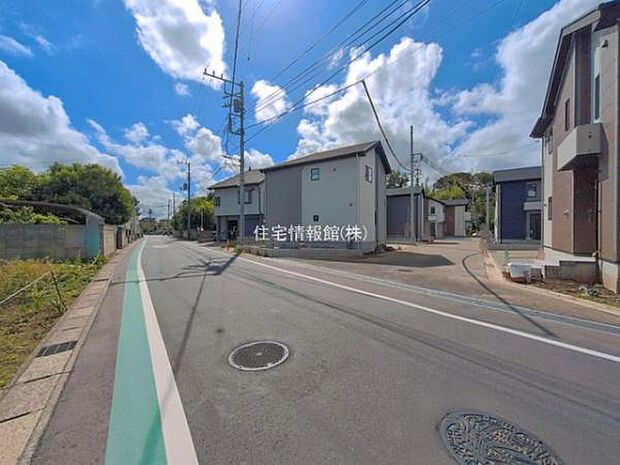 前面道路を含めた現地写真です。