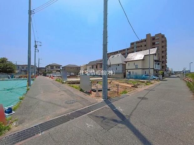 前面道路を含めた現地写真です。
