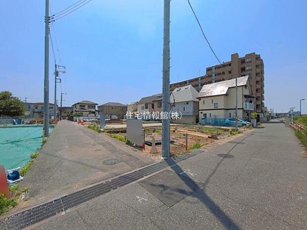 前面道路を含めた現地写真です。