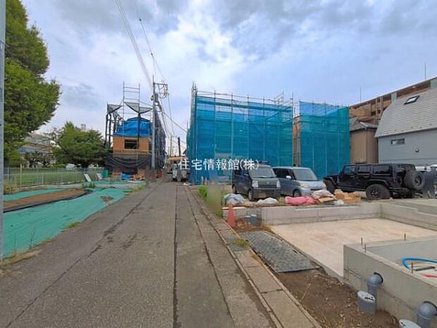 前面道路を含めた現地写真です。