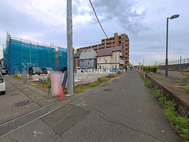 前面道路を含めた現地写真です。
