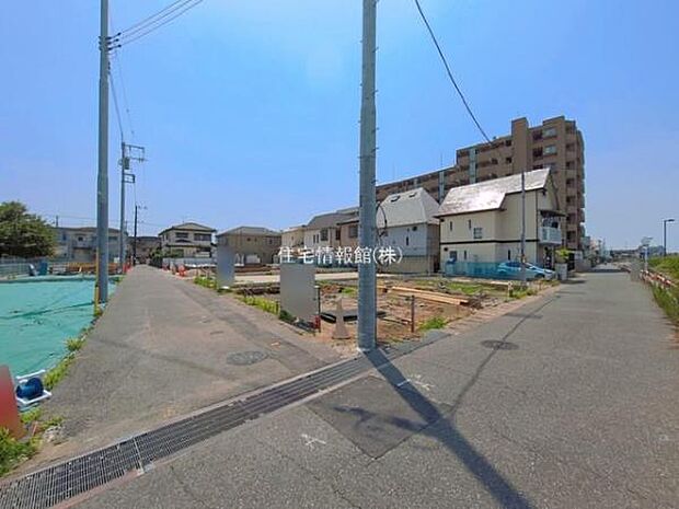 前面道路を含めた現地写真です。