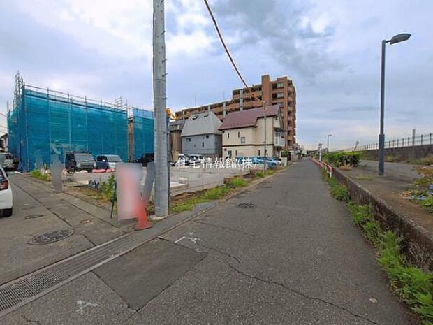 前面道路を含めた現地写真です。