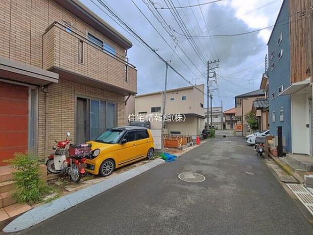 前面道路を含めた現地写真です。