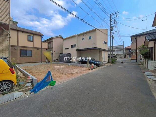 前面道路を含めた現地写真です。