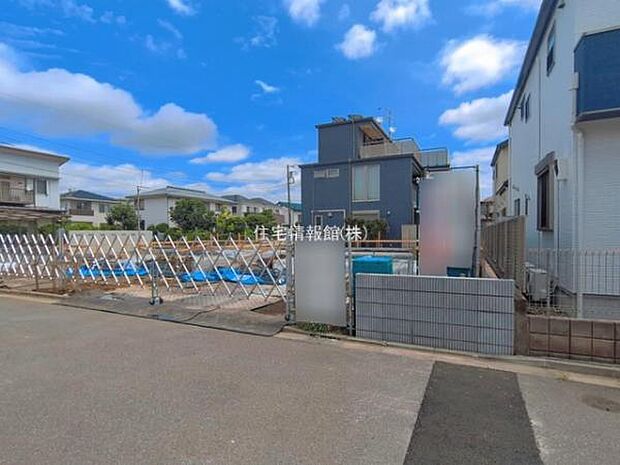 前面道路を含めた現地写真です。
