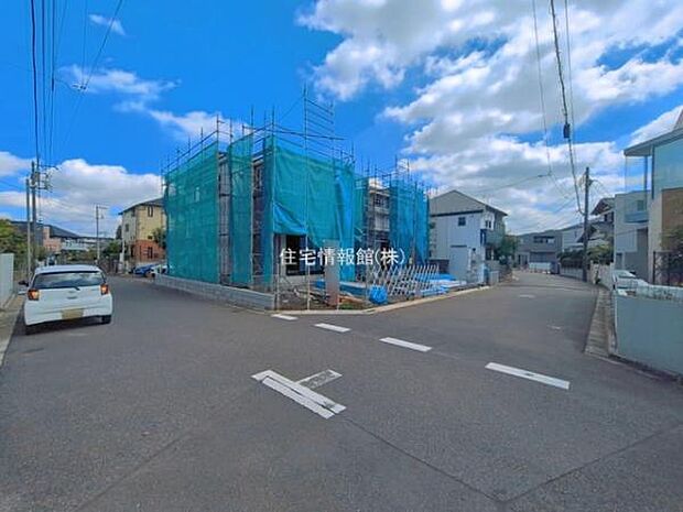 前面道路を含めた現地写真です。