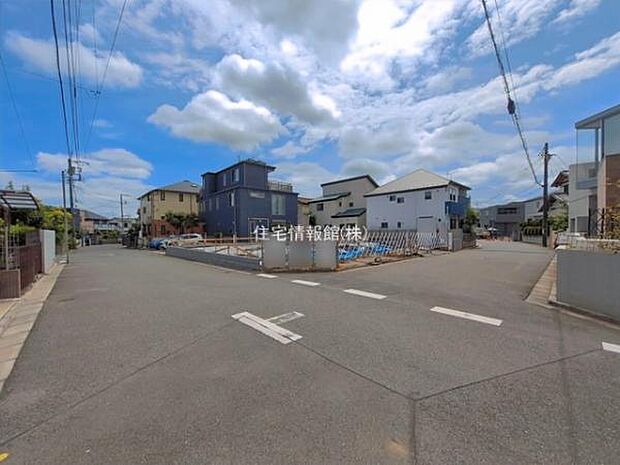 前面道路を含めた現地写真です。