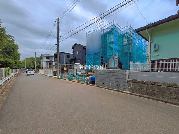 前面道路を含めた現地写真です。