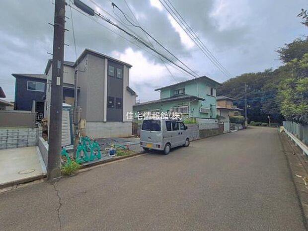 前面道路を含めた現地写真です。