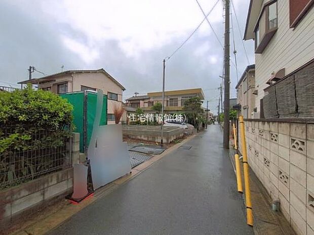 前面道路を含めた現地写真です。
