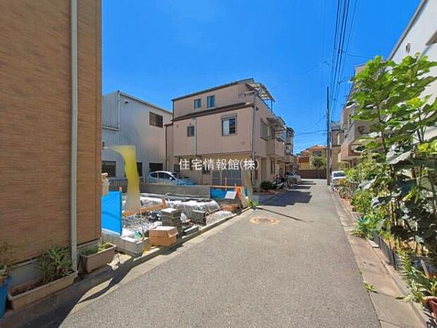 前面道路を含めた現地写真です。