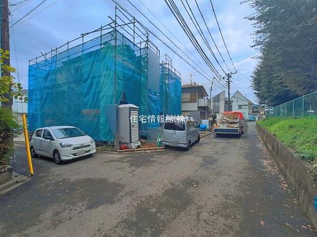 前面道路を含めた現地写真です。
