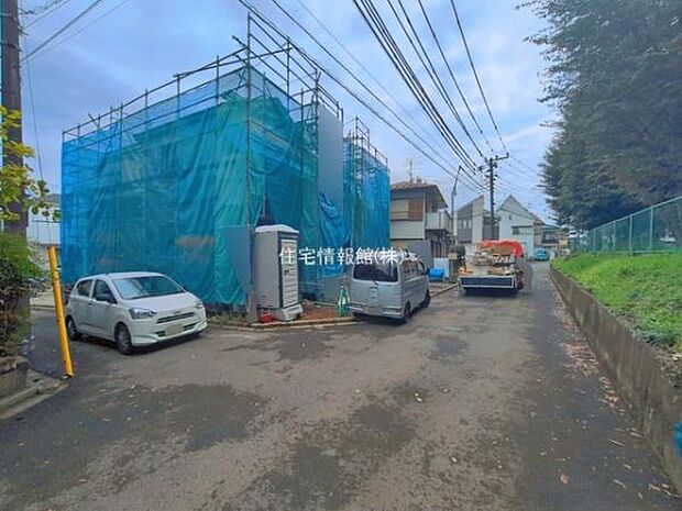 前面道路を含めた現地写真です。