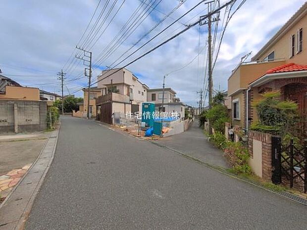 前面道路を含めた現地写真です。