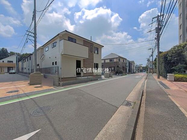 前面道路を含めた現地写真です。