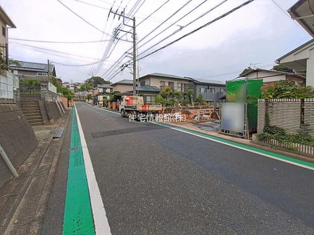 前面道路を含めた現地写真です。