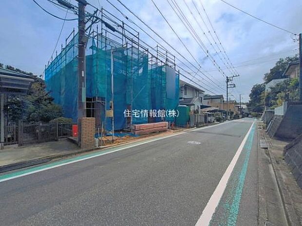 前面道路を含めた現地写真です。
