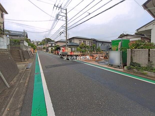 前面道路を含めた現地写真です。