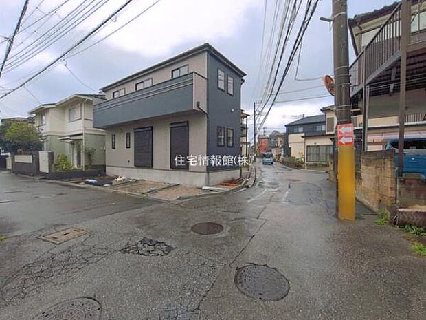 前面道路を含めた現地写真です。